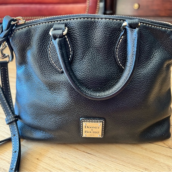 DOONEY & BOURKE SMALL BLACK LEATHER CROSSBODY BAG - Picture 3 of 9